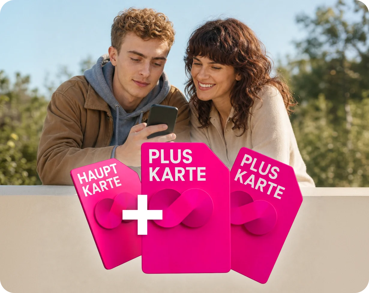 Zwei Personen am Strand und die Illustration einer Hauptkarte und zweier PlusKarten