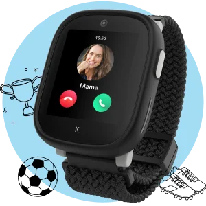 Die Kids Watch XPLORA X6 Play eSIM (2025) in der Farbe Schwarz. Im Display sieht man, dass die Mama anruft.
