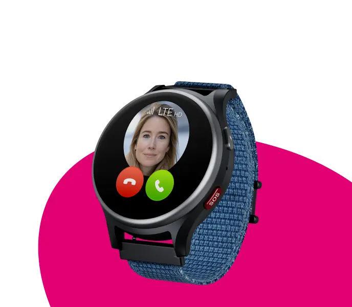 Schwarze Anio 6 Kinderuhr mit blauem Armband vor grauem und magentafarbenem Hintergrund.