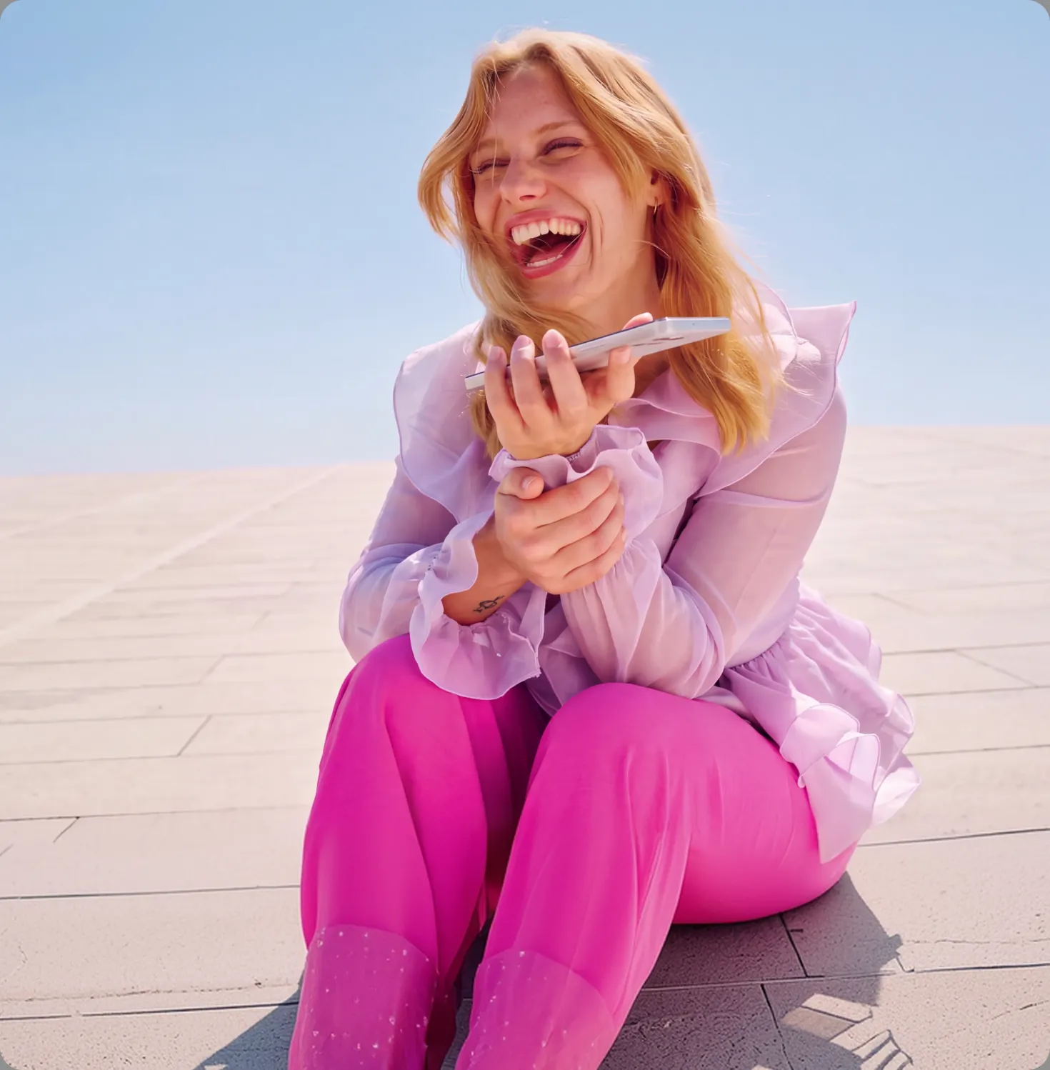 Eine Frau im Urlaub spricht in das Smartphone