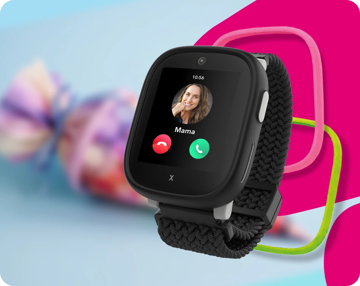 Schwarze Xplora Kidswatch mit Geflechtsarmband zeigt einen eingehenden Anruf (Mama); daneben zwei austauschbare Rahmen in Pink und Neongrün.