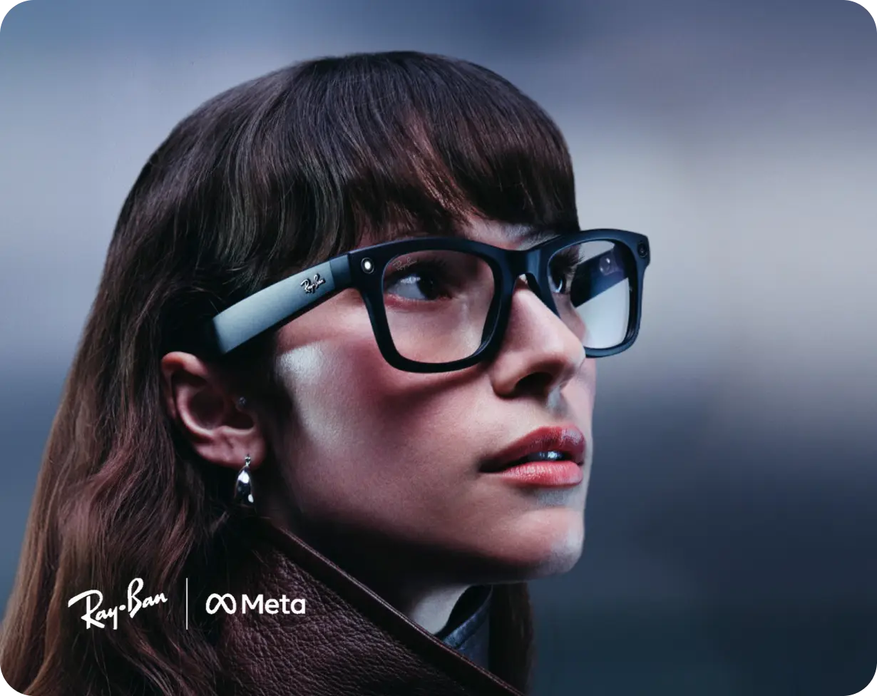 Frau mit Ray-Ban Meta Smart Glasses