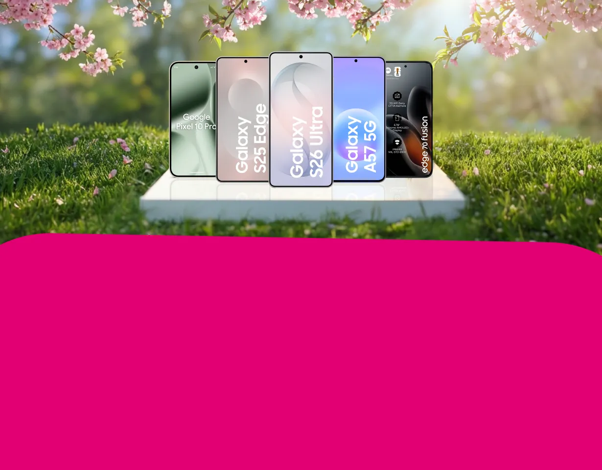 Fünf Smartphones auf einem Podest vor rosa Blüten.