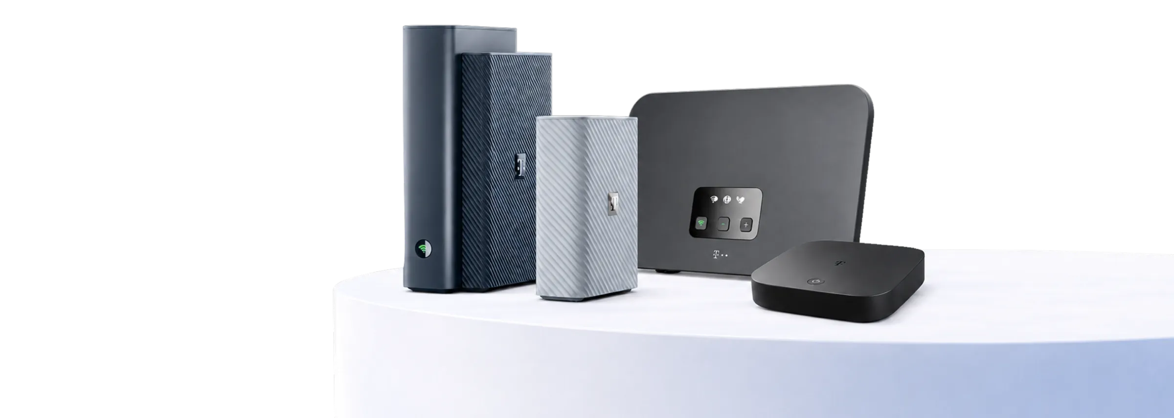 Telekom Router, WLAN-Repeater und TV-Box auf einem weißen Podest