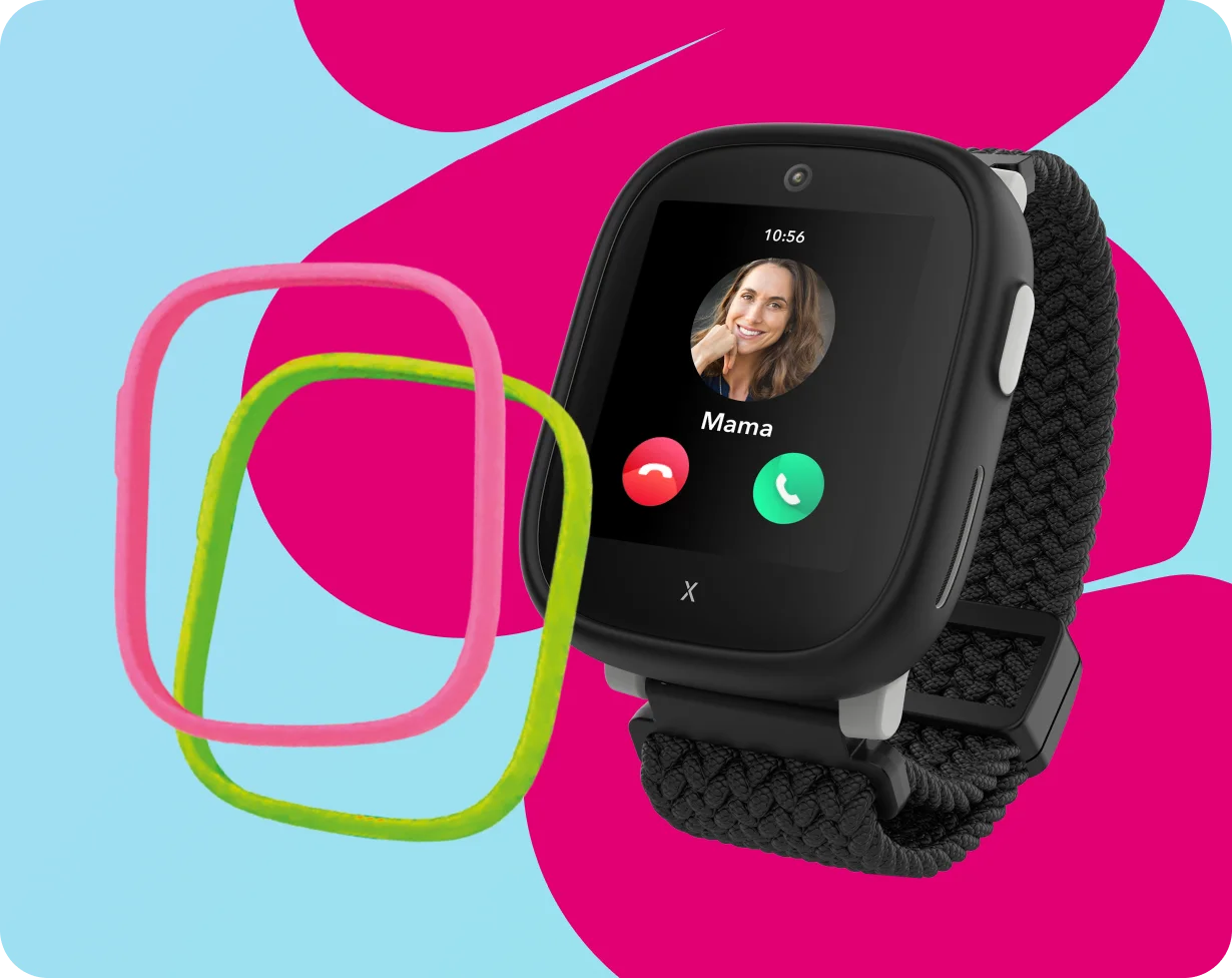 Schwarze Kinder-Smartwatch auf einer Wiese mit Blüten.