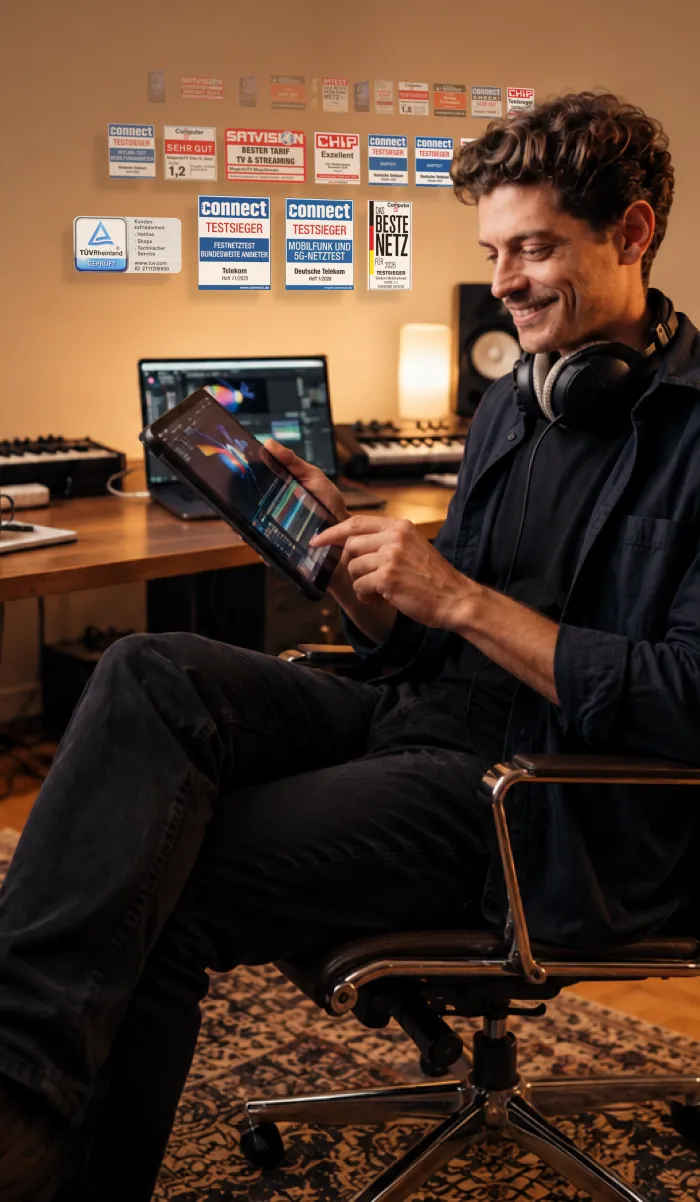 Mann mit Kopfhörern arbeitet an einem Tablet