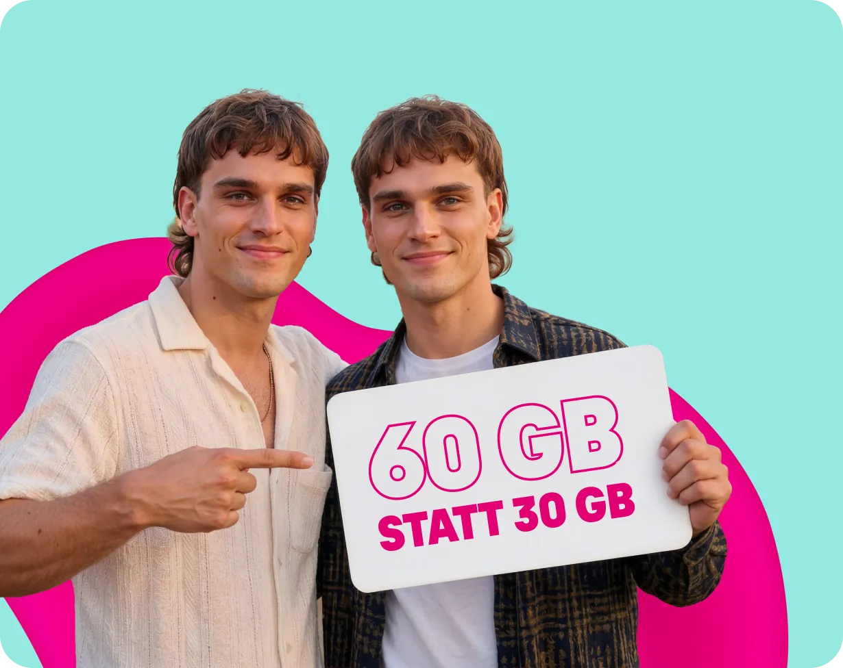 Zwei junge Männer stehen nah zusammen, einer hält ein Schild mit der Aufschrift „60 GB statt 30 GB“