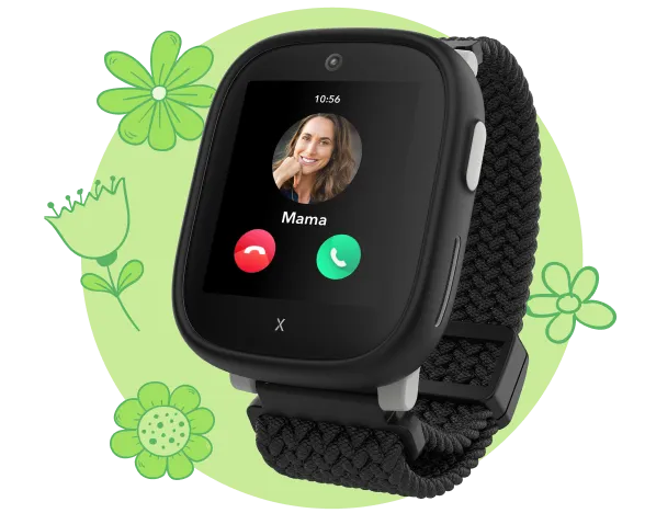 Kids Watch Xplora X6 (2025) Play in schwarz, mit einem Frame in der Farbe Lime. Auf dem Display die Anzeige eines eingehenden Anrufs von 'Mama'.