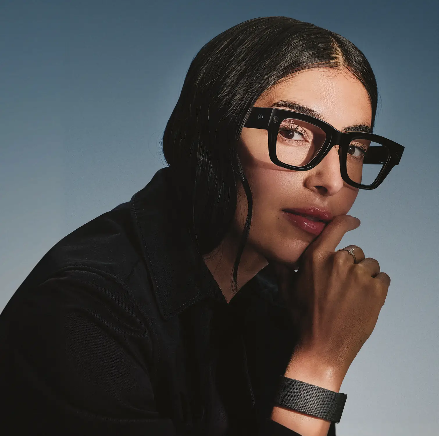 Frau mit Meta Ray-Ban Display Brille und Meta Neural Band am Handgelenk