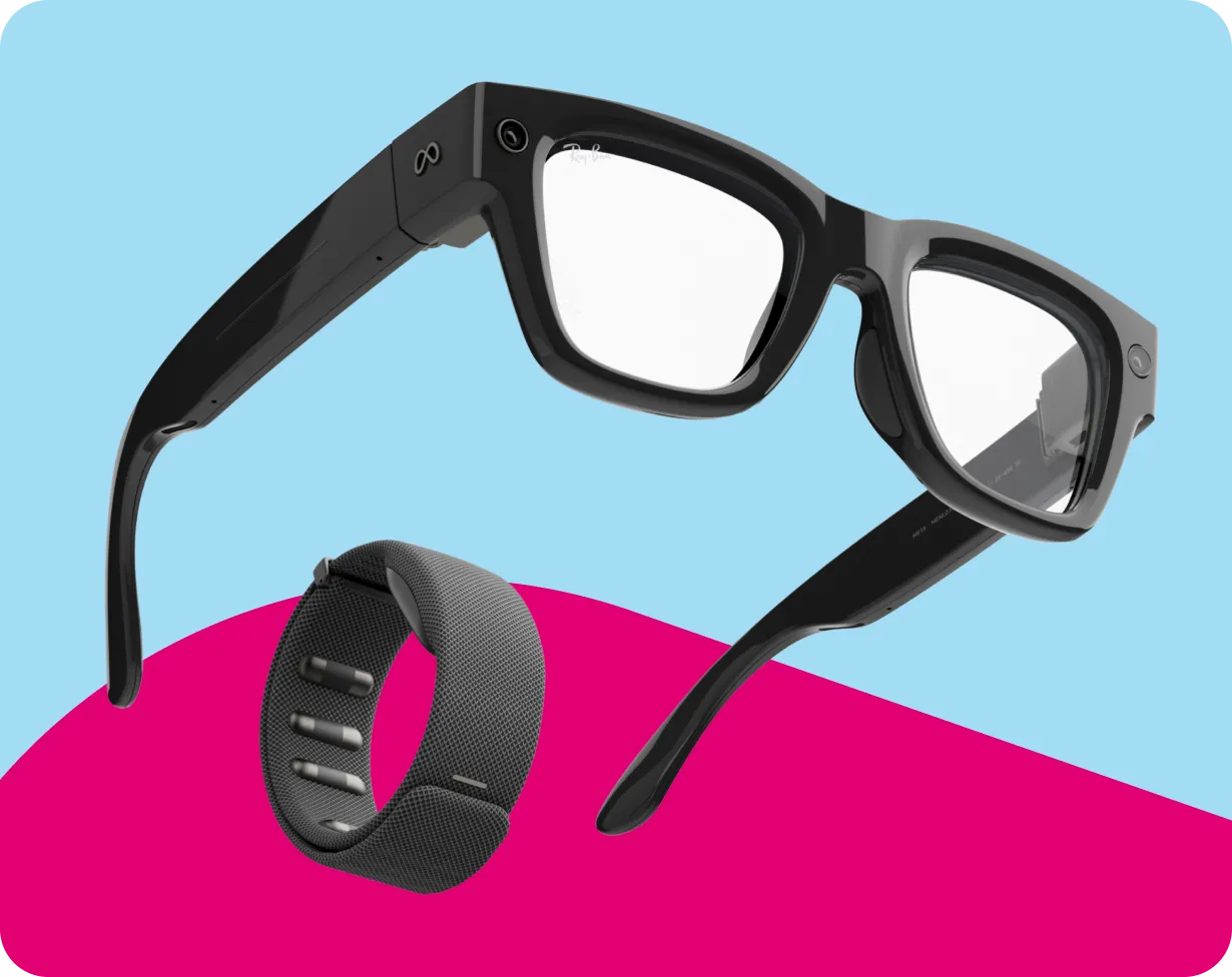 Schwarze Meta Ray-Ban Display mit klaren Gläsern und das Meta Neural Band vor hellblauem und magentafarbenem Hintergrund