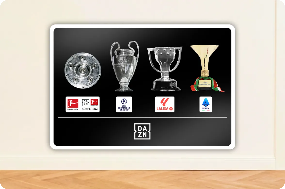 Fernseher mit den Trophäen von Bundesliga, UEFA Champions League, LaLiga und Serie A sowie dem DAZN Logo