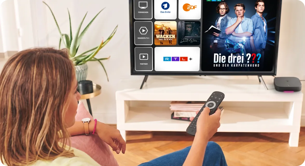 MagentaTV Benutzeroberfläche mit TV-Sendern und der Serie Die drei ??? auf dem Fernseher