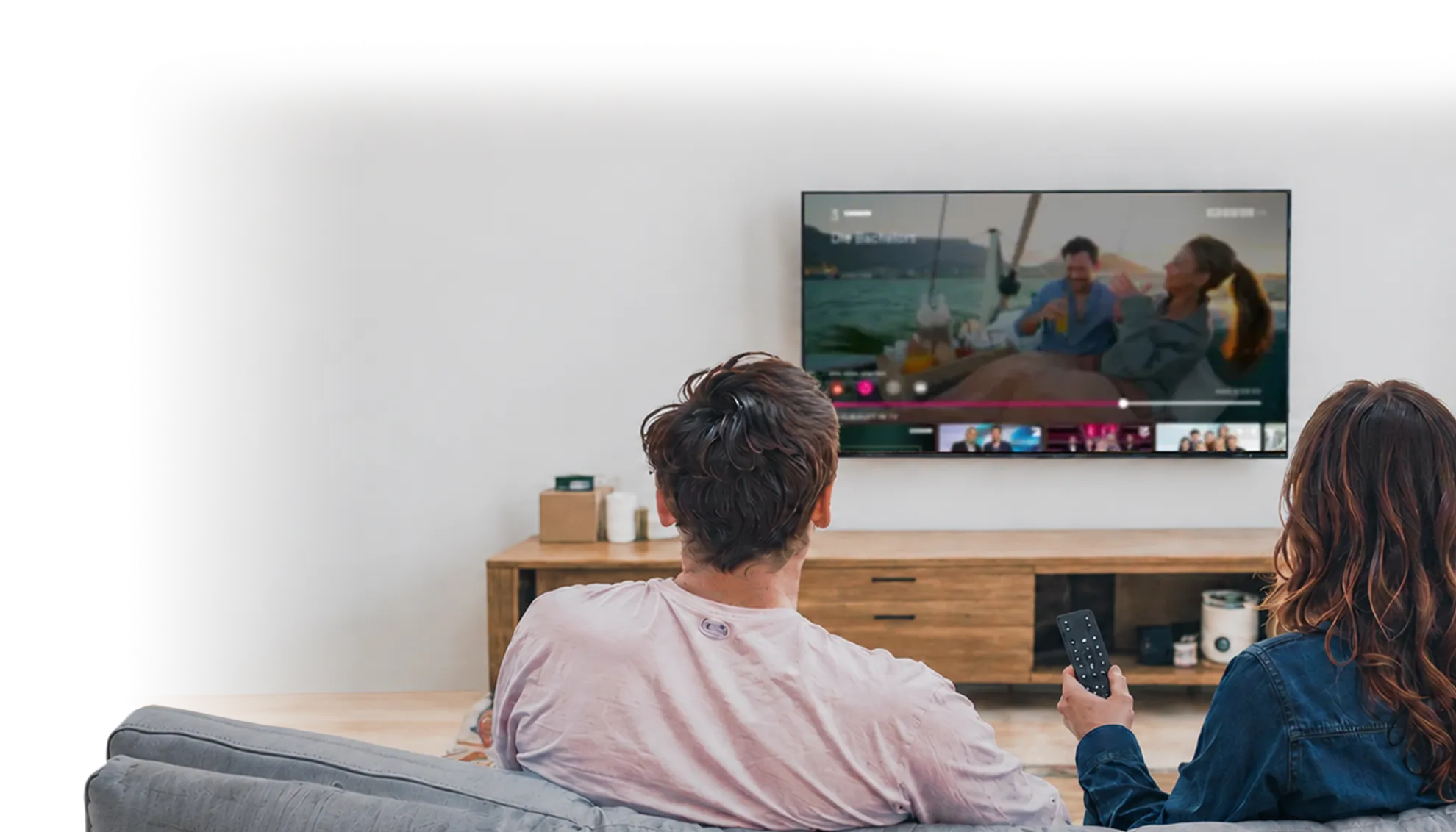 Ein paar schaut sich MagentaTV auf dem Fernseher an