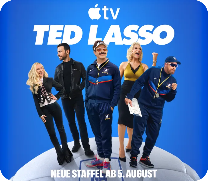 Ted Lasso Cast vor blauem Hintergrund mit Apple TV Logo, neue Staffel ab 5. August