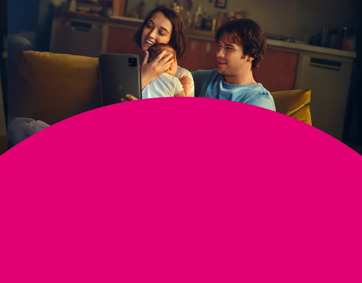 Junge Familie genießt schnelles Internet auf einem Tablet mit 250 MBit/s Angebot der Telekom