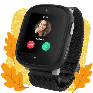 Die Kids Watch XPLORA X6 Play eSIM (2025) in der Farbe Schwarz. Im Display sieht man, dass die Mama anruft.