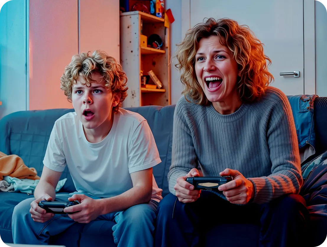 Eine Frau und ein Junge sitzen auf einem Sofa und spielen Videospiele, beide halten Controller in der Hand, die Frau lächelt aufgeregt, während der Junge konzentriert aussieht
