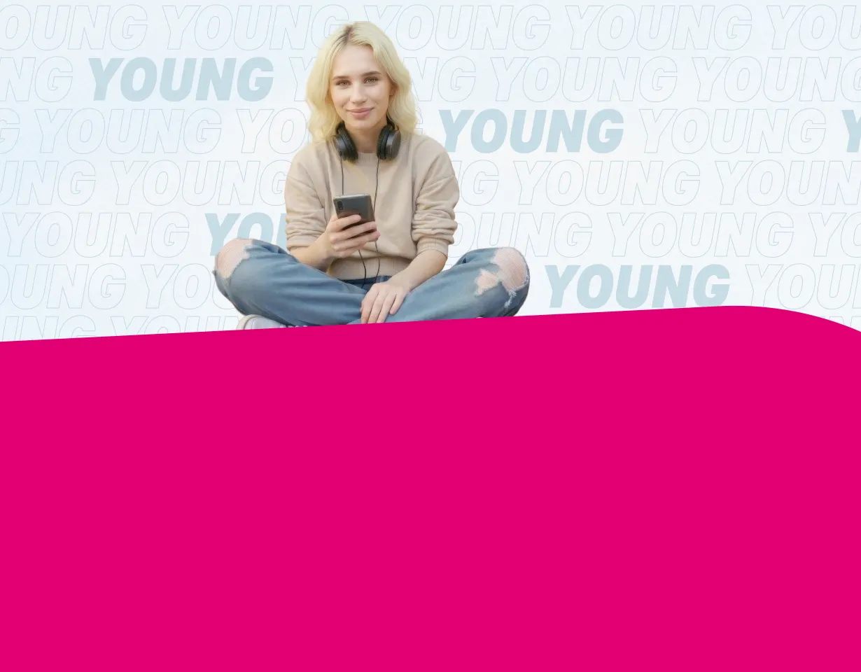 Eine junge Frau mit Kopfhörern hat ein Smartphone in der Hand