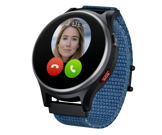 Kinderuhr mit GPS Anio 6 in silber mit blauem Armband. Auf dem Display die Anzeige eines eingehenden Anrufs von 'Mama'.