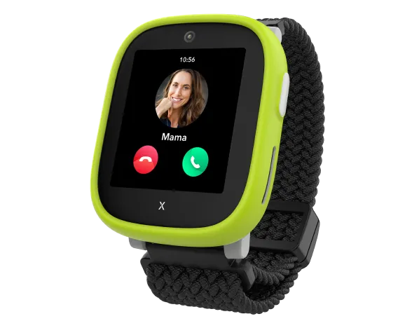 Kids Watch Xplora X6 (2025) Play in schwarz, mit einem Frame in der Farbe Lime. Auf dem Display die Anzeige eines eingehenden Anrufs von 'Mama'.