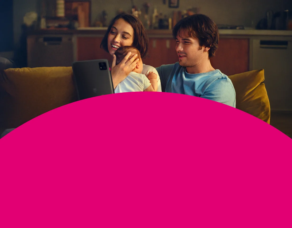 Junge Familie genießt schnelles Internet auf einem Tablet mit 250 MBit/s Angebot der Telekom