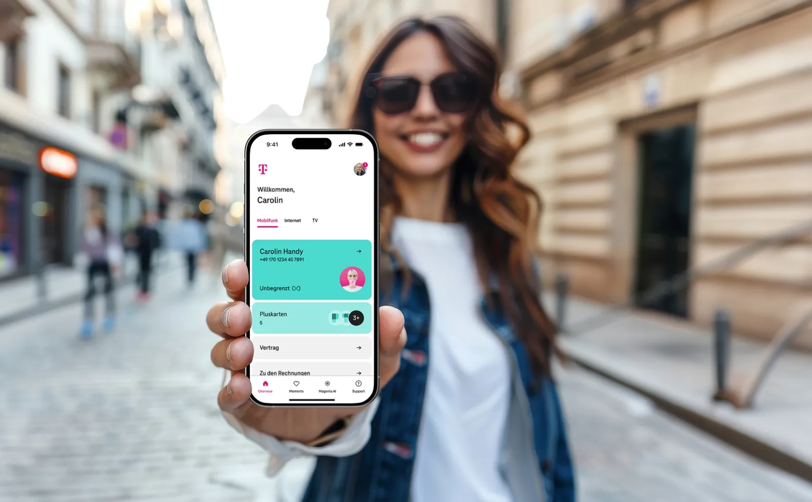 Frau zeigt MeinMagenta App